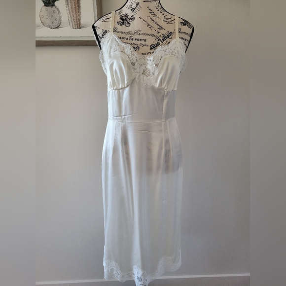 Dolce& Gabbana Bow-Emblished Cady Midi Dress. Size 44(Italian) to 8 US . - Picture 4 of 16